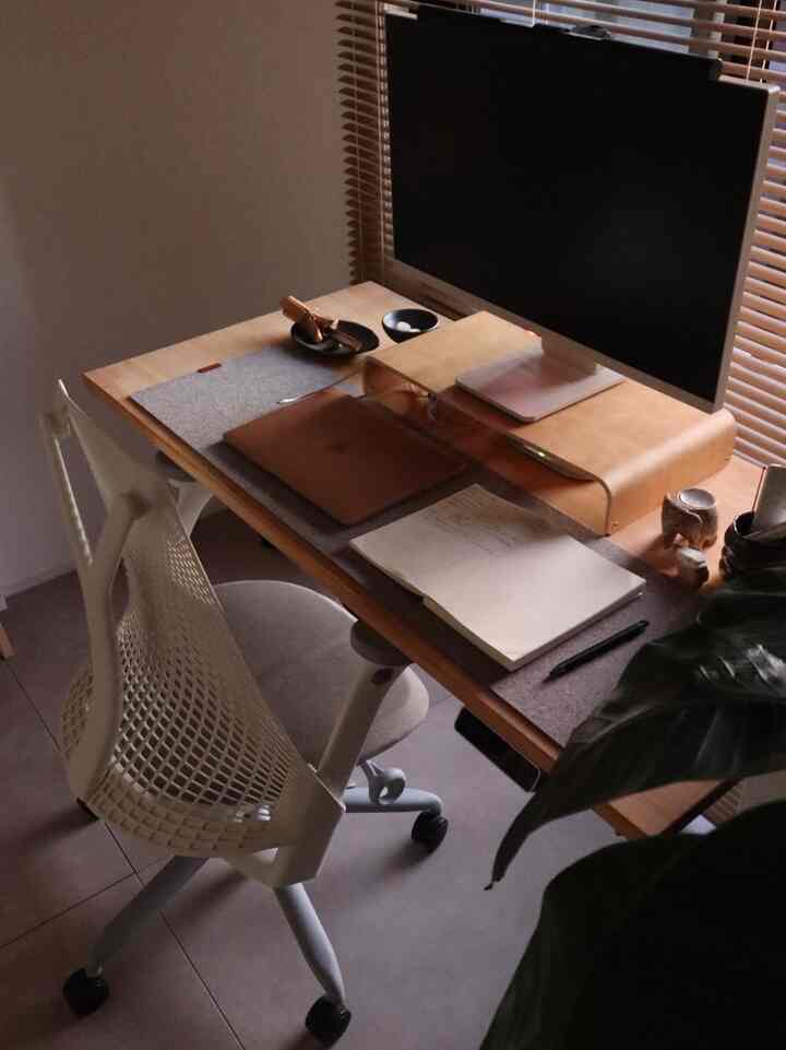 窓側にデスクをお引越し。空を眺めながらジャーナリング #できるようになった✍️💭 #ワークスペース #デスク周り #リモートワーク