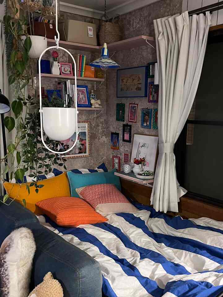 一部分だけ違う壁紙にすることで狭い部屋でも空間を簡単に分けることができる！
#ベッド #カラフルなインテリア #壁紙
