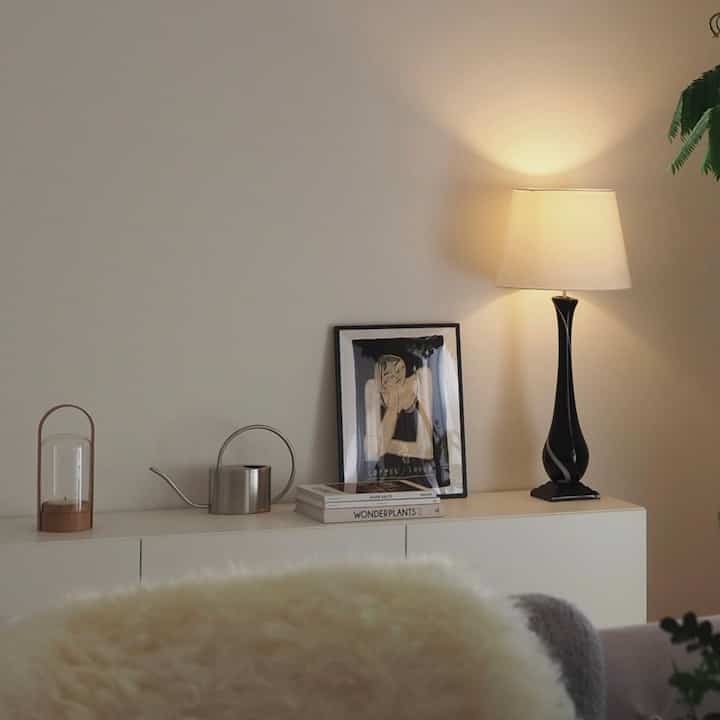 もう何年もの付き合いになるヴィンテージランプ🪔

実はコードの接触不良だったお品だったため売り物ではなくなってお店の奥のほうに置いてあったのですが、見つけてしまい👀
デザインが素敵…って店主さんに話したら、「自分で直せるなら売ってあげるよ」と言われ破格で購入したもの。シェードはIKEAで購入。

その後2回引っ越して、その度にいろんなものをかなり断捨離しましたが(洋服は捨てすぎて着る物がない)、このランプは捨てずに大切に持ち続けています。

👨🏾が直してくれて無事息を吹き返しました🫶

#homedecor #おうち時間 #シンプルライフ #心地よい暮らし #マンションインテリア #cozyroom #おしゃれな住まい #アンティークインテリア #ビンテージランプ #朝の光景