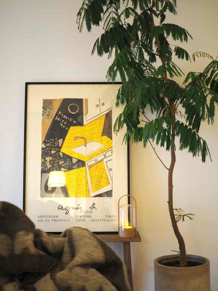 長くクローゼットに眠っていたポスター。
今年春にやっと額装屋さんにお願いしました✨🖼️

アメリカのセラーさんが販売しているのを発見したとき、素敵！！と迷わず購入してはるばるアメリカからやってきたのですが(それももう随分前の話😅)、サイズが特殊だったことや大きいということもあり、段々腰が重くなってしまい額装することの優先度が下がってしまっていました。

でも昨日飾ったのを見て…改めて素敵な作品…✨
1986年、世界各地で開催されたagnis bのレセプションポスターとして日比野克彦さんがデザインされた作品です。
私にとってはなんだか勇気をもらうような作品で、無事飾ることができて嬉しくなっています☺️

おうちに馴染むかな？と少しドキドキしていましたが額装屋さんと相談してお薦めしてもらった材料で仕上げてもらい、バッチリ👌

今後これに合わせたランプが欲しいな、とか、場所も色々移動させてみるのも楽しいかな、とか考えています☺️

#homedecor #おうち時間 #シンプルライフ #心地よい暮らし #マンションインテリア #cozyroom #おしゃれな住まい #アンティークインテリア #ヴィンテージ #朝の光景 #北欧インテリア　#アート　#ポスターのある暮らし