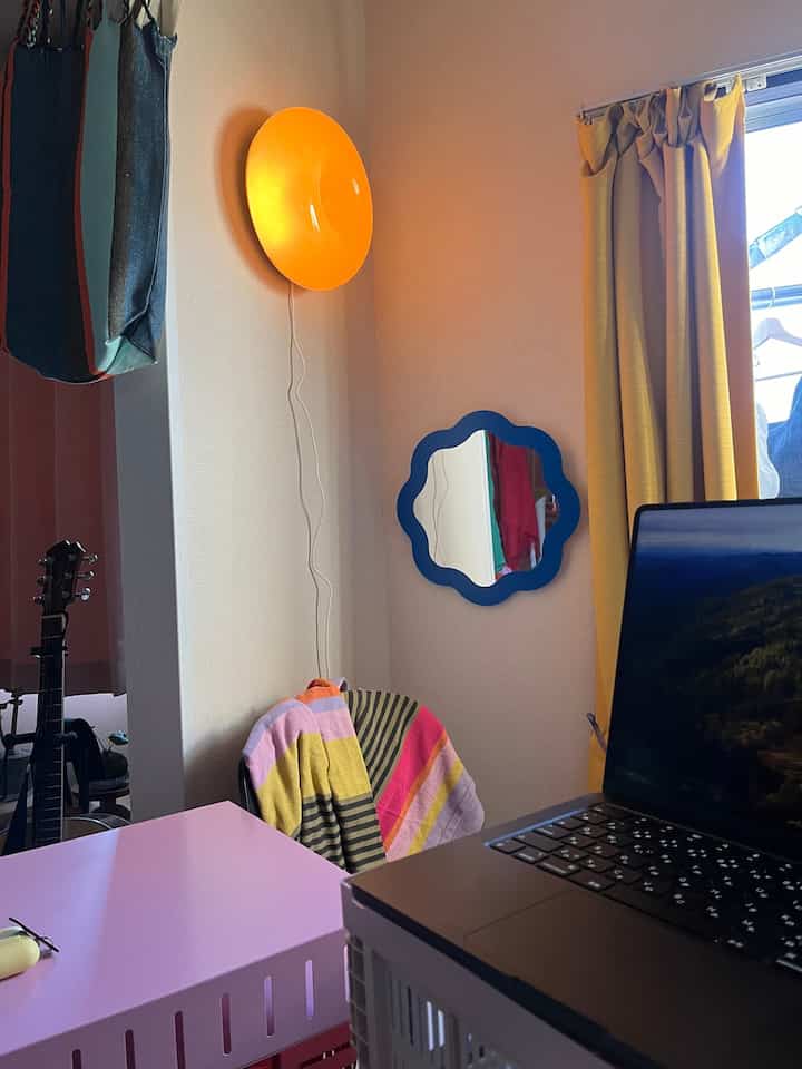 ドーナツ！どーなつ！ドーナッツ🍩
ついについに我が家に🍩
🟦✖️🍊🟰✌️

#ドーナツランプ
#IKEA
#カラフル
#カラフルインテリア