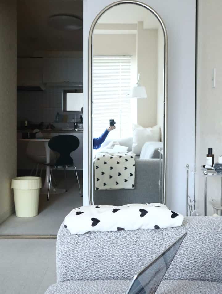 先日購入したミラーを正面から📸
せっかくの可愛い脚が隠れちゃってるけど、ここから見るとアーチミラーみたいで可愛い ☺︎
基本モノトーンな無機質インテリアだけどHAYのダストボックスで色味を足しました。
H&M HOMEのハート柄ブランケットも無機質すぎる部屋に可愛らしさが加わっていて大満足！
部屋づくりが大分進んできました♪


#韓国インテリア #無機質インテリア #モノトーンインテリア #リビングインテリア #シンプルなインテリア #シンプルインテリア #海外インテリア #HAY #H&MHOME #furnihunter