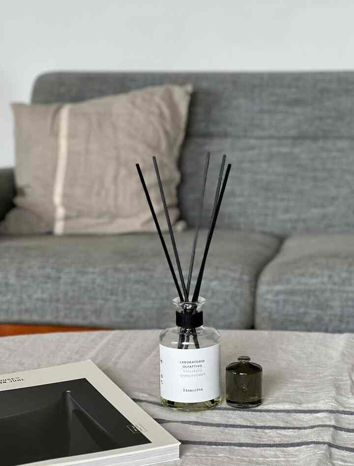 リビングルーム
大好きな香りLABORATORIO OLFATTIVOのディフューザーBiancothe



#PFSソファ
#パシフィックファニチャーサービス
#LABORATORIO OLFATTIVO
#ピーターアイビー
#Peter ivy Omori
#ラプアンカンクリリネンブランケット
#オルネドフォイユ　クッションカバー
#北欧インテリア
#ミッドセンチュリー
#マンションリノベーション