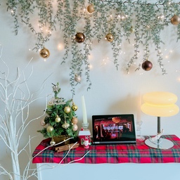 가랜더에 장식을 하나씩 달아주니 집안 분위기가 한층 더 크리스마스🎄 같아졌어요.
사진📸으로 담아보니 조명✨과 장식🎀이 어우러져 정말 따뜻한 겨울❄️ 느낌이 나더라고요.
작은 변화지만 이렇게 공간🏠이 달라지는 걸 보면 인테리어🌟의 힘을 새삼 느끼게 돼요.
아이들과 함께 꾸미는 과정😊도 즐거웠고, 완성된 모습을 보니 뿌듯함🤍이 느껴지더라고요.
올해 크리스마스🎁도 이 따뜻한 분위기✨를 오래오래 즐기고 싶어요.
여러분도 간단한 장식🕯️으로 겨울🎉 분위기를 만들어보세요.
#크리스마스 #가랜더장식 #겨울인테리어
#크리스마스분위기 #홈데코 #집꾸미기
#겨울감성 #인테리어소품 #홈스타일링 #잘산템 
#포근한집 #따뜻한공간 #아이들과함께 #콘수프기록 
#감성인테리어 #소소한즐거움 #행복한집 #오늘의집 