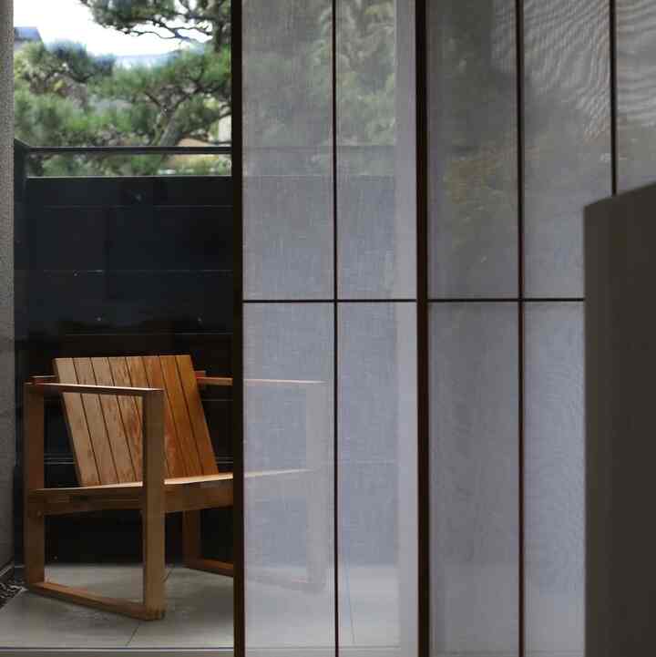キッチンから見える2坪程度の庭🌿
小さいですが、プールやバーベキューなどにも、なかなか良い使い勝手。

手前の障子には和紙の代わりにレースカーテンの生地を貼っています。また、その奥にはブラインドもあり、2層で光を調整ができる構成。
レースによって、ブラインドから漏れる線状の光が拡散されるからか、ブラインドをある程度閉めても明るく感じます。そして目線も気にならない👀

#CARLHANSEN&SØN 
#庭のある家 
#テラスインテリア 
#障子