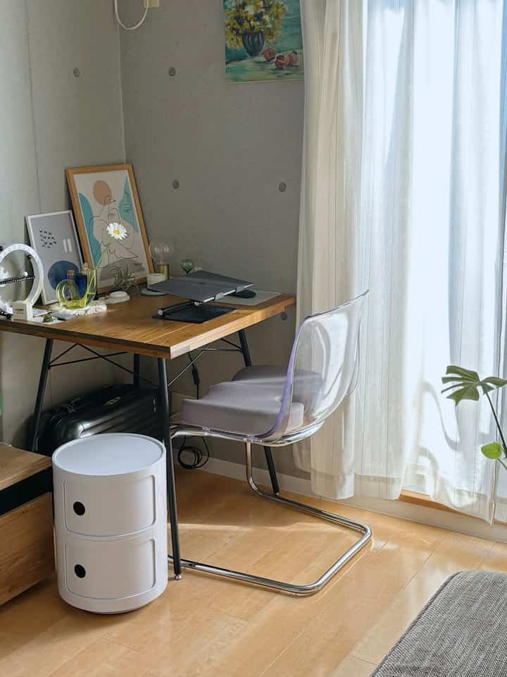 デスク周りです。
在宅ワークになって急いでちゃんとした椅子を購入（それまではベンチでした）

椅子って意外と存在感があるので、置くだけで部屋が狭く見えたりします。
それがイヤで、選びに選んだのがIKEAの透明チェア！

普通の4本足じゃなくて、「己」の字型っていうのも決め手の一つ。
足元に空間があってすっきり✨

#IKEA家具 #透明椅子 #モダンインテリア #ナチュラルインテリア #モダンナチュラル #一人暮らし #一人暮らしアイテム #デスク周り #デスクインテリア #作業スペース #ダイニングスペース #ダイニングチェア 