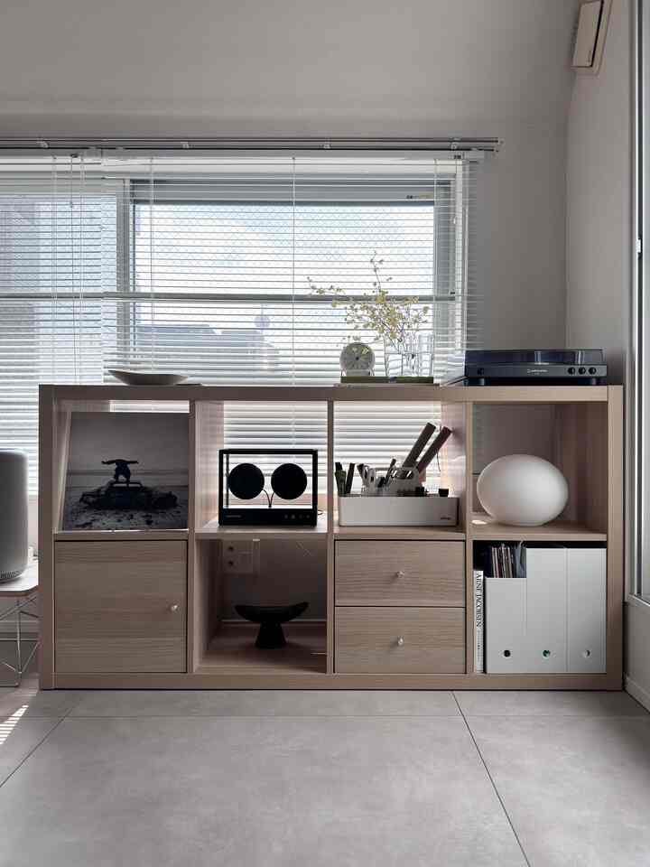 お気に入りのリビングの一角◎

IKEAのカラックスはレコードも収まる絶妙なサイズのマスで構成されています。

オプションで引き出しや扉も取り付けられるので
インテリアを組み替えやすいですね💪

#北欧インテリア 
#ミッドセンチュリー 
#ミッドセンチュリーモダン 
#ジャパンディ
#デザイナーズ
#japan
#ikea
#Vitra 
#Artek 
#transparent
#iittala