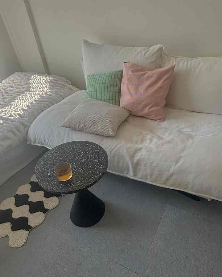 一人暮らしにはバカデカい160cmのポルトソファ
冷静に考えると本当にデカいんだけど
自分で座ってもよし、寝てもよし
友達呼んでも寝床に困らない、座り心地最高で
大好きなソファ🛋️🩵

ボリューミーなむちむちふわふわ感良い☺️!

#ソファ #一人暮らし #一人暮らし部屋 
#ジャーナルスタンダードファニチャー #1K #8畳