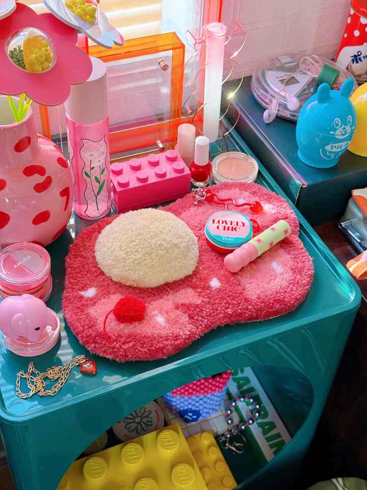 
0129さんとのコラボラグ
クリームソーダラグのカラバリを
デザフェスに向けて作成していたのだっ ✌🏻🌈

カラバリの登場で
よりいろんな方のお部屋で楽しんでもらえる
ラグになったら良いなあ 🥰


#カラフル #カラフルなインテリア #レトロ #レトロインテリア #タフティング #ラグ 