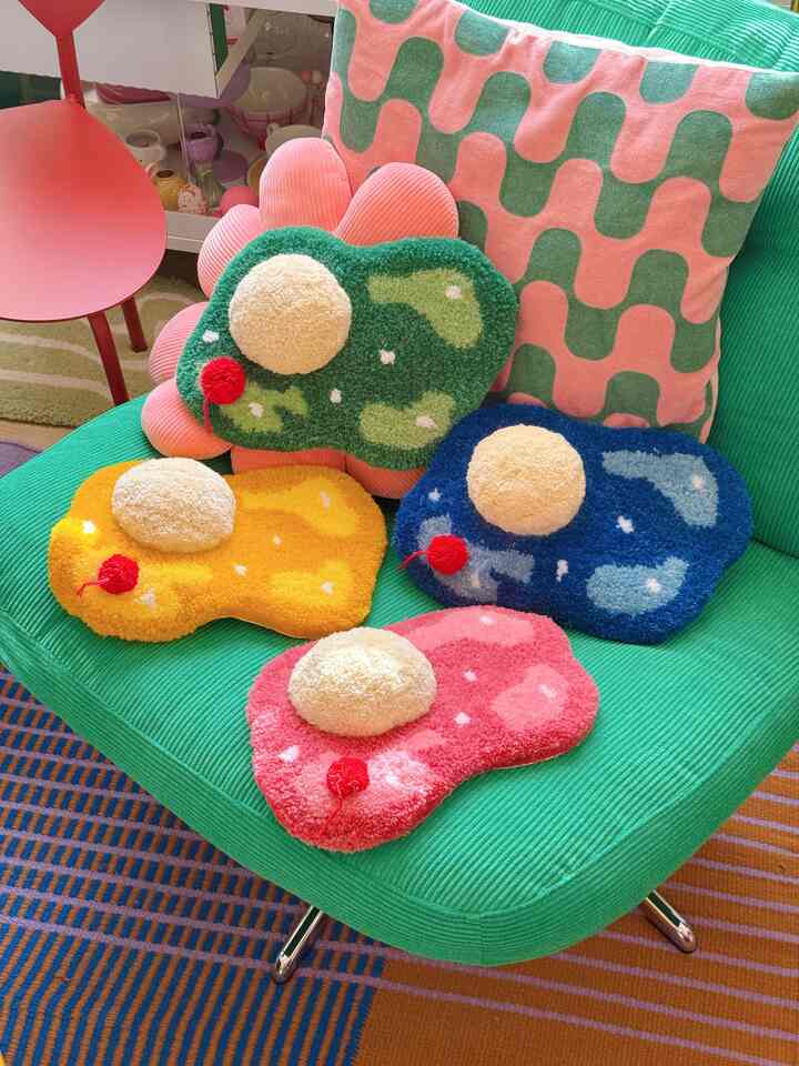 
４色並べたら可愛いさ４倍 ✌🏻✌🏻💕

カラバリなんて
あればあるほど良いですからね 🌈


#カラフル #カラフルなインテリア #レトロ #レトロインテリア #タフティング #ラグ 