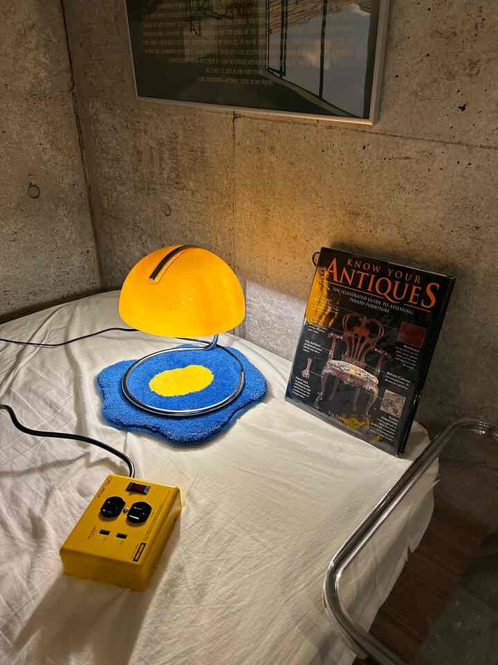 最近のベッド周りのお気に入りアイテム🙌
延長コードとか電源タップ欲しかったから丁度良かった！
色も何色かあったけどやっぱり黄色にしたw
ラグはsoldoutばっかりだったけどお店行ったら1点だけ売っててやっとget🌼
.
.
.

#インテリア #ベッド #ベッド照明 #間接照明 #インテリア小物 #電源タップ #コンセント #ラグおすすめ #ベッドルームスタイリング #照明おすすめ #ベッドルームスタイリング #おしゃれ 
