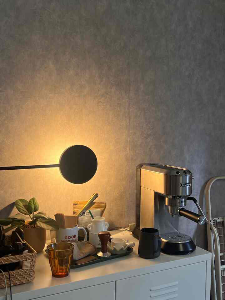 キッチンには置けないので、エスプレッソマシンはリビングのキャビネットの上に
カフェラテは生活に欠かせない😮‍💨
無印の棚を付けて、飾りながら収納するのが結構いい感じ

前の家ではごちゃごちゃと物を置いてしまいがちだったけど、使うものを収納することを意識して考えるようにしています🧺

⁡
⁡
⁡
⁡
⁡
⁡
ロフト付き物件に引越しした私のインテリアの考え方や暮らしを載せています🤭🫶🏻▷▶( @mizu_room.605 )
ぜひフォローして見守ってください🕊
 
⁡
#ロフト付き物件
#暮らしの記録
#一人暮らし
#お部屋作り 
#模様替え
#韓国インテリア
#エスプレッソマシン
#おうちカフェ
#감성사진
#인테리어
#자취방꾸미기
#집스타그렘
#감성인테리어