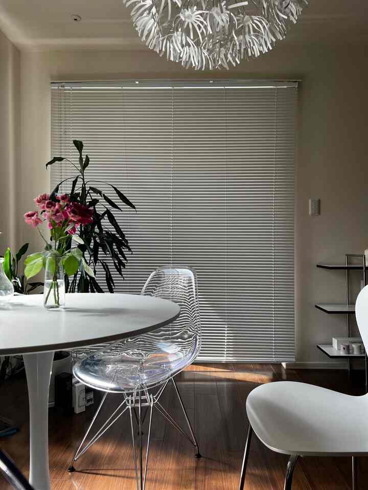 クリアチェアが良い味だしてる🪑
#リビング #チェア  #クリア素材 #クリアチェア #カフェテーブル #ブラインドおすすめ #ブラインド #一人暮らし #一人暮らし部屋 