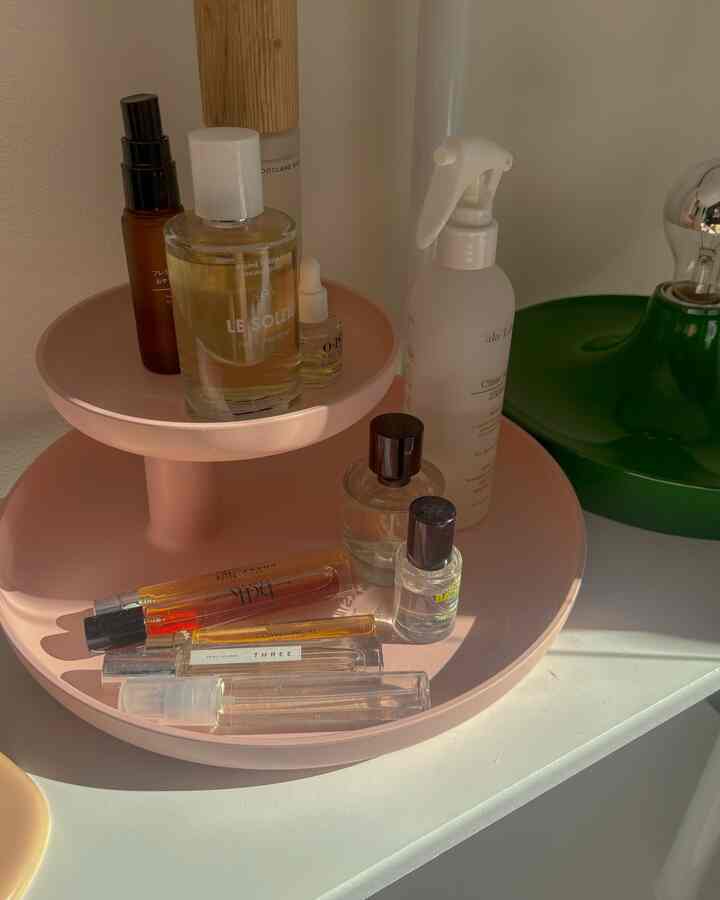 new! Perfume spot ☺️🩵

I fell in love with the cute shape at first sight

I had a Vitra rotary tray lying around, so I decorated it with room sprays and made a nice smelling corner!

I avoided it in direct sunlight because it deteriorates, but I love the moment when the perfume bottle sparkles in the light 🫶

#Favorite space #香水 #ルームフレグランス #Vitra #1K #8畳 #一人暮らし #一人暮らし部屋 

#Korean interior