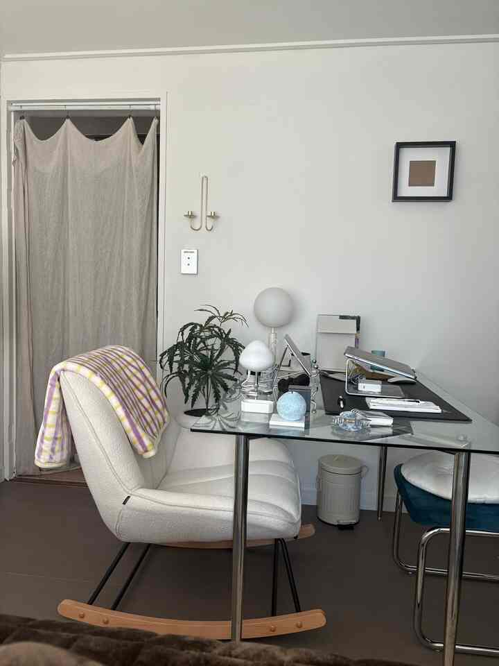 縦に見える内側💭 

冬にこんな暖かい毛布一つあるからすごく心強いですね:) 
ロッキングチェアに座ってミンク毛布を覆うと天国..

サイズで私はSサイズ、足だけ暖かくても体温がすぐ上がりましたよ！   #겨울담요 #desktour #bedding #winterdecor #담요추천 #극세사이불 #극세사담요