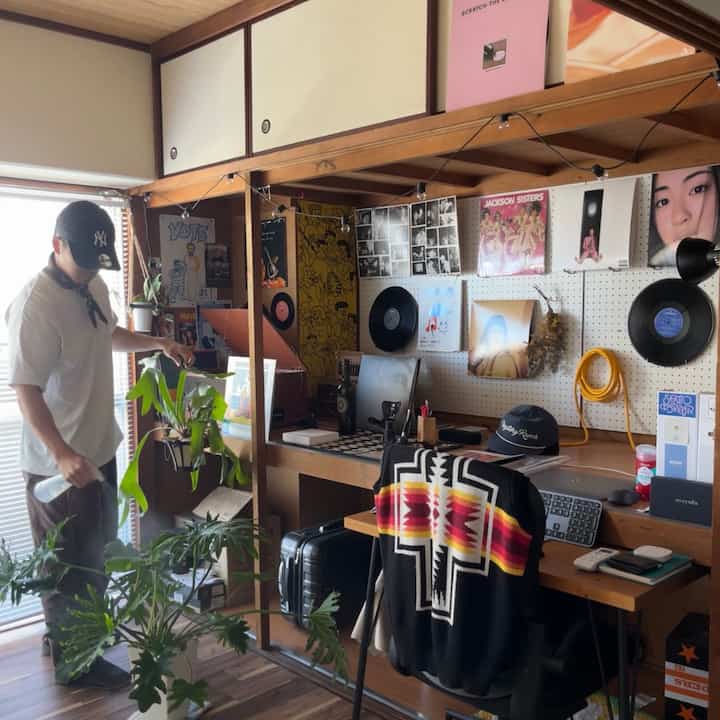 築50年の我が家では押入れをワークスペースにしています。有孔ボードを設置してレコードなどディスプレイしています。
#押入れ
#ディスプレイ
#レコード
#築古物件 