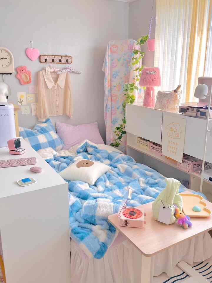 パステル調の一人暮らし用寝室、ベッドとデスク、ピンクのアクセントがある雰囲気のあるインテリア