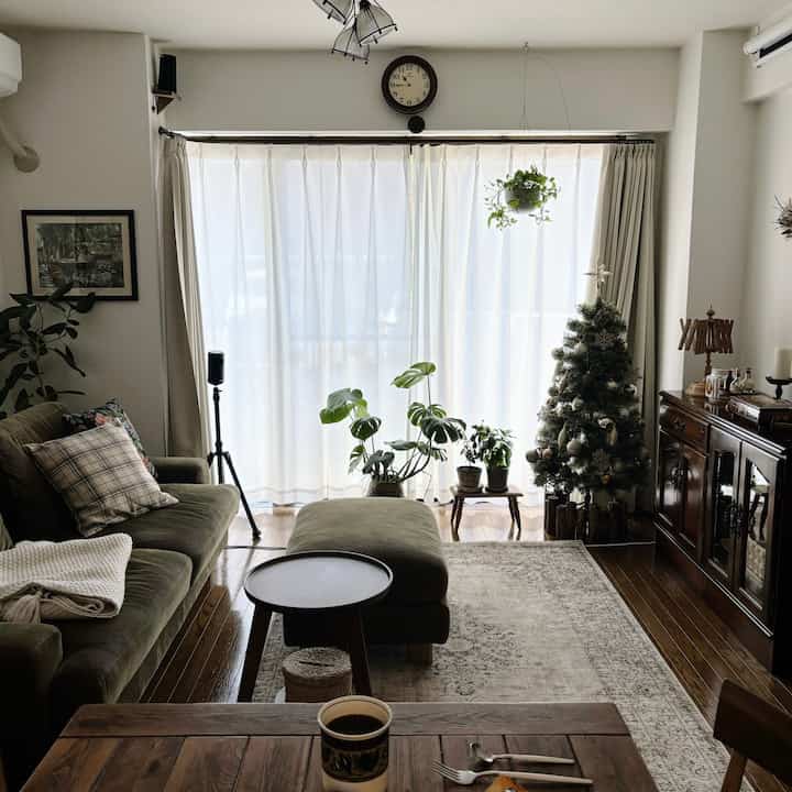 ソファに座っていると足元が寒いので、
電気膝掛けを検討中...💭

ストーブもあるのだけど、近づきすぎてよく服を
焦がしてしまうので(私だけだと思うけど)
今年は膝掛けと加湿器で冬を乗り切ろうかな😅


#リビングインテリア #アンティークインテリア 
#ビンテージインテリア #カフェ雰囲気 