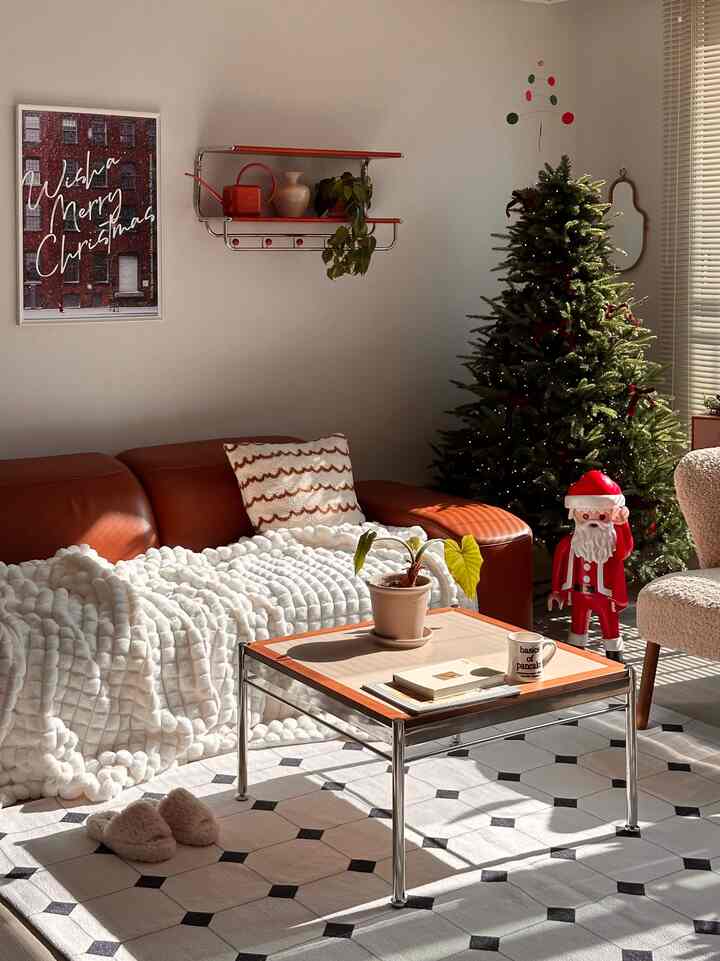 木のあるリビングルーム🎄
今日も天気が良く、リビングルームには日光がいっぱい✨
みんな幸せな一日を過ごしてください🤍🤍

。

。

#ラグの季節
#ビンテージインテリア #クッションカバー
#ソゴンハウス #調和プランテリア #収納場 #家具インテリア #livingroomfurniture
#アパートインテリア #モダンインテリア #インテリア家具
#リビング家具 #収納インテリア #ショパーテーブル
#ドロワー #家具配置 #家具インテリア #調和プランテリア #革ソファ #照明インテリア
#3人用ソファ #ムードライトインテリア #フロアスタンド
＃今日の家で買った＃スツール＃ラグカーペット
#ラグインテリア

