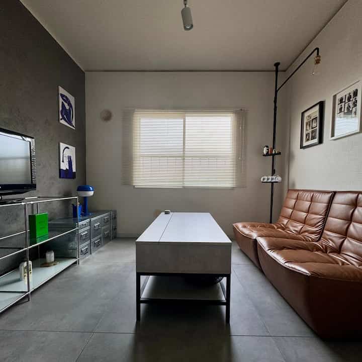 以前は何の変哲もない、よくあるマンションの1室だったこの部屋。
寝るだけだし最低限住めれば良いと思っていたものの、人に紹介できる部屋にしたい！と思い立ったのがきっかけでフルモデルチェンジすることに。

結果として部屋に入るのが一つの楽しみになり、日々過ごす場所が居心地の良い空間になることの重要性を知れました。

徐々に侵食してくる青色が全面に広がらない事を願うばかりです。おそらくその願いは叶わないでしょうが…。

#IKEA
#kagu350
#無印良品 
#emoor
#furnihunter
#drawaline
#リフトアップテーブル
#レザーソファ
#ブルー
#グリーン
#モルタル
#グレー