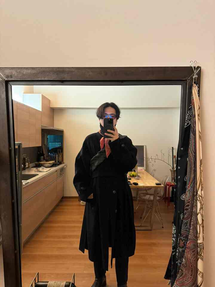 ナチュラルな色調の1LDKキッチンとダイニングエリアが映る大きな鏡のセルフィースペース