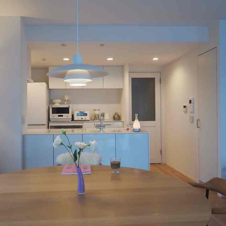 ダイニングからのキッチンの風景(初めて写真におさめてみました📸)。

好みの変化などにも対応できるよう、我が家は白基調。極力シンプルな仕上がりにしてもらいました。

#キッチンインテリア　#シンプルキッチン　#ホワイトインテリア