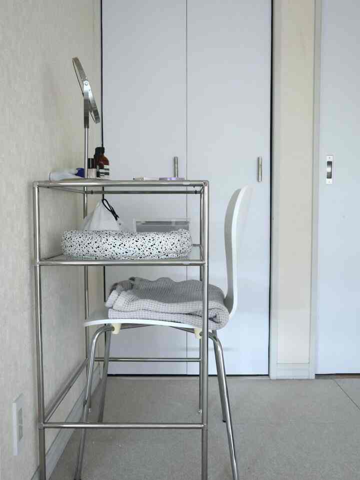 Ini adalah tampilannya ketika saya mengambil foto lemari modular yang saya posting beberapa hari yang lalu.
Saya tidak merasakan tekanan sama sekali ❤︎
Saya juga bekerja dengan PC saya di sini, jadi saya mencoba untuk tidak meletakkan terlalu banyak hal di atasnya ☺︎
Peringkat dalam 3 pembelian terbaik tahun ini♪
Saya sedang mempertimbangkan apakah akan meletakkan peti di samping meja rias 💭

Ngomong-ngomong, saya membuat pintunya putih dengan DIY.




#Interior Korea #モジュール家具 #無機質インテリア #シンプルインテリア #シンプルなインテリア #シンプルな暮らし #インテリア #インテリア家具 #インテリア雑貨 #DIY用品 #DIY #ドレッサー #ドレッサー #ホワイトインテリア #海外インテリア