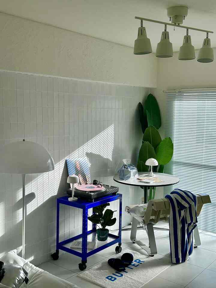 RRR SIDE TABLE💙
食器ならべてみたりレコードプレーヤー置いてみたりあっちに飾ったりこっちに飾ったり🫣
忙しい🙂‍↔️treeを飾る様にリビング模様替えしちゃったから今はこの配置出来ないんだけど...
タイル壁の前に置くのよかったなぁ💙
Christmasが終わったらまた色々変えたいな。


#livingdecor #mygoodroom #タイルdiy #リビング #リビングルーム #リビングインテリア #マイルーム #韓国インテリア #韓国ブランド #サイドテーブル #ソファテーブル #カラフルインテリア #거실 #거실인테리어 #타일 #타일시공 #사이드테이블 