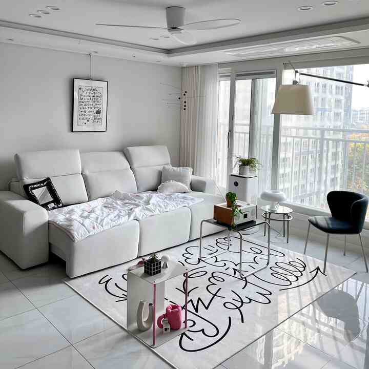  #거실인테리어 #홈스타일링 #인테리어가전 #인테리어디자인 #인테리어소품 #모듈 #조명  #셀프인테리어 #집스타그램 #livingroom #pink #black #homesweethome #스피커 #의자 #쇼파 #리클라이너쇼파 #플랜테리어 #베딩 