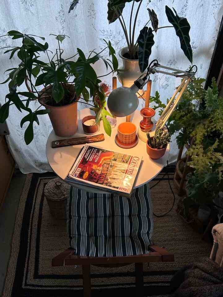 雨の日の午後☂️
　　
#観葉植物 
#机・デスク 
#間接照明 
#観葉植物 