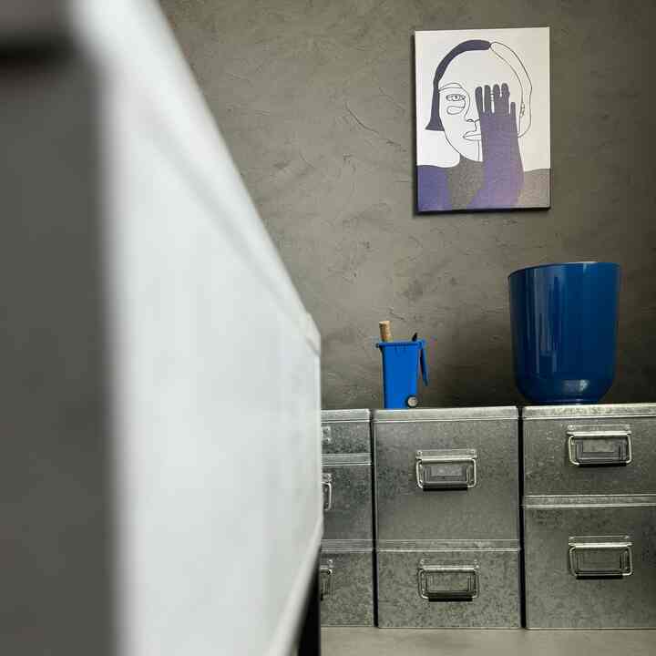 I used Umaku Nureru's lime plaster to paint one wall gray!

The painting process rendered my body useless for a week,
but when I saw the finished wall, my broken body cried out in joy.

Not only did the room go well with the MUJI tin box,
I'm also happy that the blue and green look better than before...

#MUJI
#DULTON
#Umbra
#Umaku Nureru
#Plaster
#Blue
#Gray
#Mortar
#Tin Box
#Ambassador
#Storage