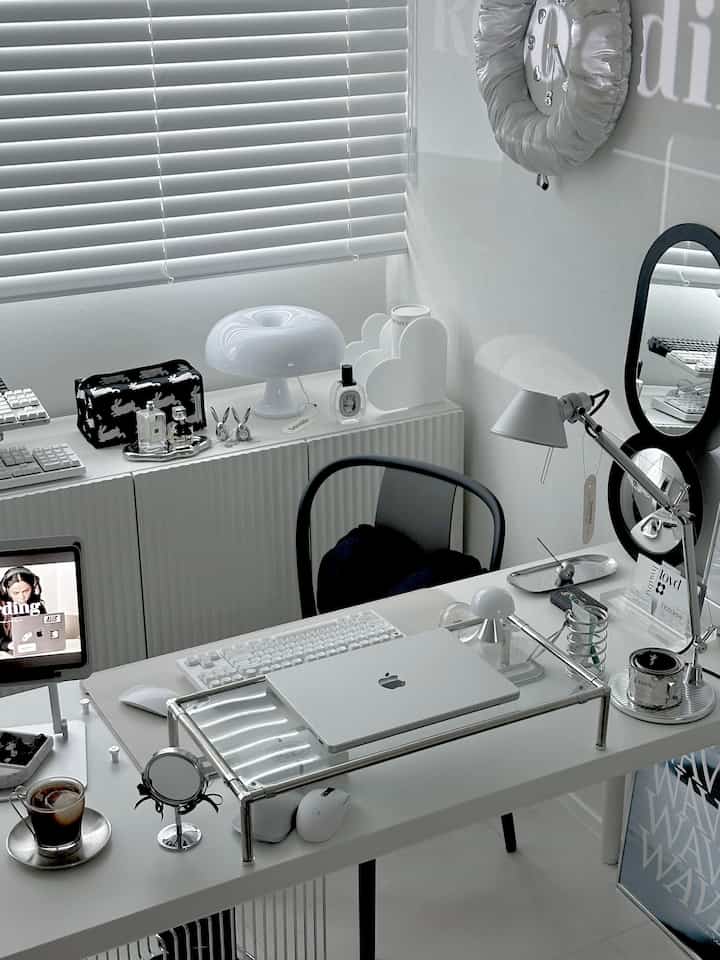 白と黒のモノトーンのホームオフィス、シンプルモダンな机と照明が配置された洗練された空間