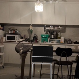 #줄자대신ar배치 #텍스쳐 #ch8 #ch8체어
아키로 테이블과 아르노 체어와 잘 어울릴 것 같은 텍스쳐 CH8 체어를 배치해보았어요😁
이것 저것 AR배치해보니 아이쇼핑하는 것과는 다른 또다른 재미가있네요!!
전 스틸과 곡선이 주는 매력 때문에 아르노 체어를 선택했는데 텍스쳐 CH8 체어도 곡선이 정말 매력적이더라구요👍 실물이 더더욱 궁금한 체어네요!!
