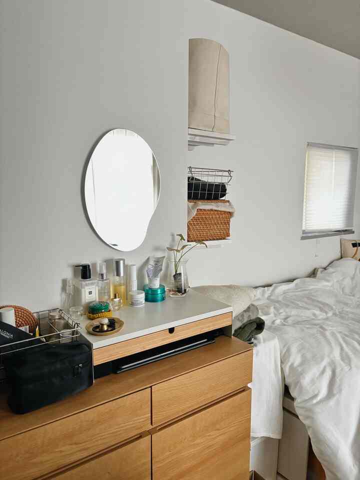 賃貸でも使える壁掛けミラーはありがたい。
スキンケアや出かける前の準備は基本ここでしてます🪞

#一人暮らし部屋 #壁掛けミラー #ラタンバスケット #ワンルームインテリア #ワンルーム家具配置 #サイドボード #キャビネット #化粧品の整理 #鏡 #ミラーインテリア 