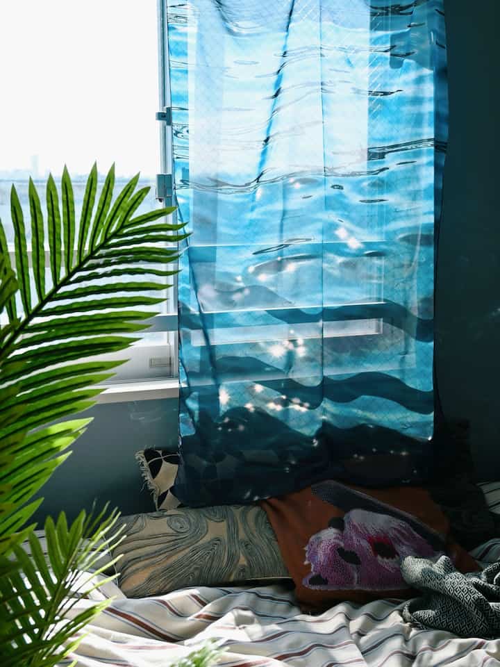 oth,のファブリックポスターが我が家にやってきました〜！

太陽光との相性もバッチリ！美しすぎてため息出ます😮‍💨どの瞬間角度で切り取っても素敵だし、箱もとっても可愛いです

#OhouseShopping #Ohousejp