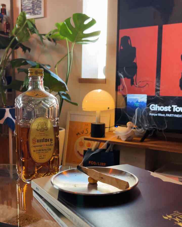 🪵✨
Addicted to Palo Santo

#interiordesign #myroom #livingwithplants #cozyvibes #apartmentdecor #homeinspo #interiorinspo #midcenturymodern #decorideas #interiorstyling #homebar 

#rentallife #賃貸インテリア #インテリア #雑貨