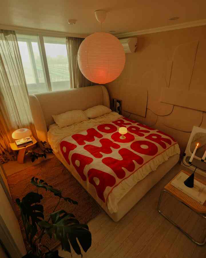 Rain makes my bed so cozy ☁️🏡 #cozyhome #bedroomdesigns 

好きな雨の日のムード✨
実際、私の家は風邪で苦しんでから数週間になりました。
導通私のシミが見えませんね🤧 
みんな風邪に気をつけてください🥲🤍

🏷️ベッドフレーム@demorstores 
🏷️ wallpaper @belartestudio 
🏷️ RGBスマート電球 @ikeakr 
🏷️ポスター@papercollective 
🏷️Bedding @gata_official @29cm.home 
🏷️ rug @nordicnest.kr 
🏷️ candle holder @fermliving 
🏷️ mirror @flat_point 
🏷️ 🏷️ 🏷️ 
🏷️ 🏷️ 
 
#bedroominspo #bedroom #cozy #roomtour #roomdecor 
#knoll #cescachair #papercollective #artemide #gatabedding 
#セルフインテリア #寝室インテリア #ミッドセンチュリーモダン #ミュール壁紙