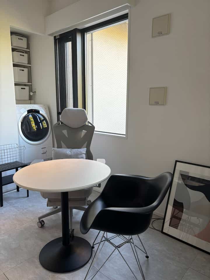 作業にもリラックスにも快適なゲーミングチェアが仲間入り！

#ゲーミングチェア #ワークスペース #ワークチェア #チェア #イームズ #イームズチェア #フロアタイル 