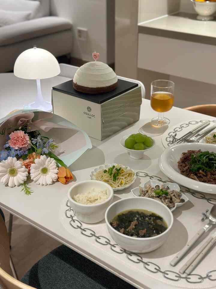 ＃私たちの家ジャルサンテンビンゴ＃キッチン
夫の誕生日常🎂

きちんとした無磁器のボウル、 
デザインきれいで食世紀に強い頻繁にスザー、 
豪華なチェーンマット
メインボウルでいつも使うチリメボール、
リバートセラミックダイニングテーブルまで、
あまりにも良い山のように見えました。

それだけでは30代の最後の誕生日です。
ちょっと 
年に一度焼くかどうか
魚も焼いて花束も買いました。
考えてみると恋愛+結婚15年間
私は受け取っただけで、私は花を与えたものを添えました。

越えてくれて、今後はよく手に入れなければなりません💐
買う...生きている間たくさんバシオ🙆🏻‍♀️

#hbd #誕生日 #誕生日 
＃メイド＃無磁器＃プレーティング＃ホームパーティー＃頻繁におすすめのテム 
