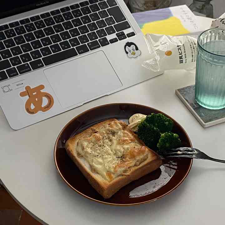 テーブルの上
ずぼらなので楽ちんで美味しいがモットー
最近はちょっとだけ栄養も意識してる
ブロッコリーときのこがいいらしいです

#一人暮らしインテリア #レコードプレーヤー #ブラインドカーテン