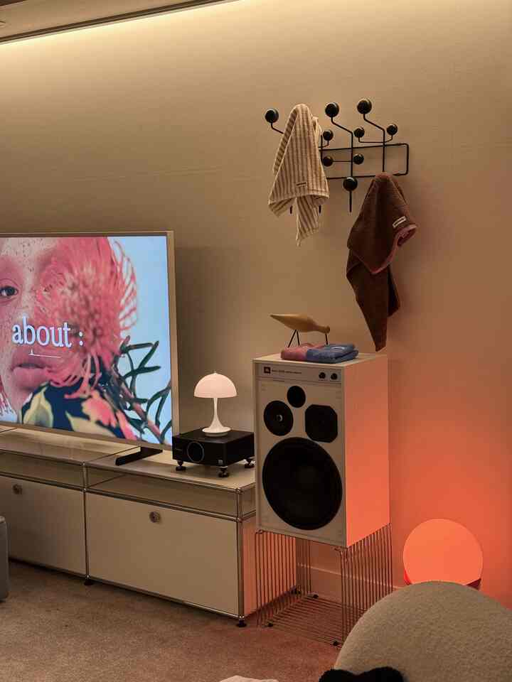 #プロダクトㅣmood up your home

家が行くと、たまにタオルをプレゼントします。
フィンランド語で「家に」という意味のコトナタオルをプレゼントしました
コトナギフトパックはストライプとツートン配合タオル 
そしてミニタオルで構成されていますが、
200g高重量、高密度で作られたタオルで質感が濃い
よくできたタオルだと感じます。

家の高密度タオルは水気がよく拭かれる感じがありますが
吸収力が良く一回二回拭くと水気がなくなりますね👍🏻
大丈夫です。オブジェのようなタオルです。

雨が降ると、丸めは早く掘り
家で軽く一杯します。 
土曜日の仕上げはどうですか？
。
。
。
＃kotona＃towel＃コトナ＃家の装飾＃ホームインテリア＃ホームスタイリング＃照明インテリア＃照明＃家の贈り物＃今日の家＃新婚夫婦の贈り物＃40フラットインテリア＃家の装飾＃家のインテリア＃ハイエンドのインテリア＃高級インテリア 