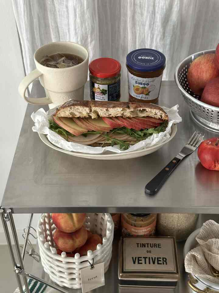 #ホームストーリー

アップルモーニング🍎

りんご+地獄の組み合わせに陥り、畑ひとつは解묵したような僕
今回はヨニファムズで販売中のリンゴをプレゼントしました。
蜂蜜がとても回ってきたリンゴをしても食べるので、殻だけ見ても
大体どんな味なのか感がくるㄴㅏ🙂‍↔️りんご天才かも
ボックスを開くとすぐに美味しいです！するリンゴ..🤍

＃りんご＃ピーナッツバター＃簡単料理＃簡単メニュー＃簡単なレシピ＃ホンバップ＃おにぎりメニュー＃オンザテーブル＃onthetable＃ホームブランチ＃ホームカフェ＃homecafe＃カイマック＃ワンプレートバゲット #パンジー巡礼 #オープントースト #オープンサンドイッチ #ホームブランチ #おうちごはん#キッチン #キッチンインテリア