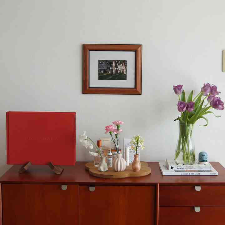 細々したものはまとまりが出るようにトレーの上にまとめています。ただ気づくと好きに乗せすぎてしまいます🙄
#ミッドセンチュリー #ミッドセンチュリーモダン #キャビネット #リビングボード 