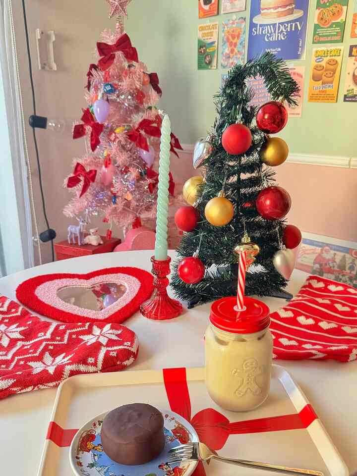 やっとクリスマスインテリア落ち着きました🎄
ハロウィンが終わってから今まで部屋がごちゃごちゃだった🥲
クリスマスが終わったらこのクリスマス用品どこに片付けりゃ良いんだろう😇

#クリスマス #クリスマス小物 #クリスマス飾り #クリスマス装飾 