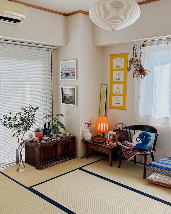 ナチュラルカラーの伝統的な畳の部屋、古い木製家具と可愛らしい小物が温かみのある雰囲気を醸し出す空間