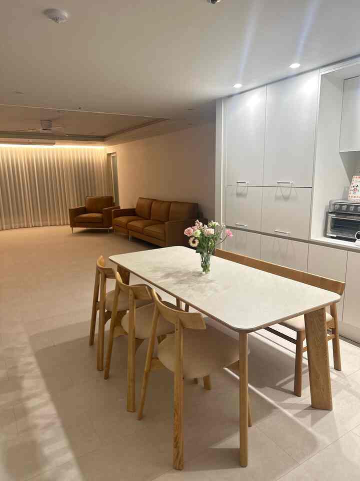 ホワイトとブラウンの色調のリビング・ダイニング、ナチュラルモダンの家具が配置された印象的な空間