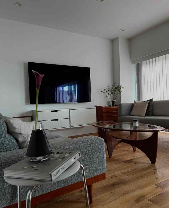 リビングルーム。G-PLANのガラスオーバルテーブルがお気に入りです。



#G-PLANガラスオーバルテーブル
#ハンス・J・ウェグナー
#デイベッドソファ
#エンダースキーマ
#Erlenmeyer flask/500ml
#vitsoeテレビキャビネット
#PFSソファ
#ドットスツール
#タチカワバーチカルブラインド
#マンションリノベーション
#北欧インテリア
#ミッドセンチュリー