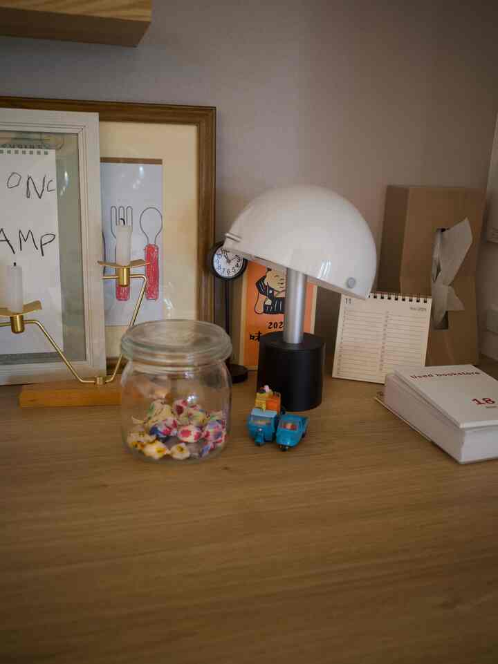 カップボード飾り棚へIKEAのライトを移動💡
やはりかわいいな。
ミルキーを入れた瓶🫙には、もう少ししたらリンツのチョコレートを入れるつもりです。ワクワク
#IKEA #カップボード飾り棚　