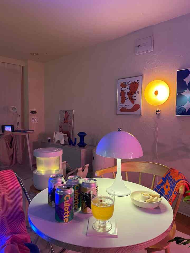 dozoギフトでいただいたカラフルでかわいいデザインのビール🍺
フルーティで美味しかった
#1LDK  #二人暮らし　#カラフルなインテリア #カラフル #ビール #韓国インテリア #北欧インテリア　#間接照明 #間接照明インテリア #ポスター #IKEA #vitra #dozoギフト