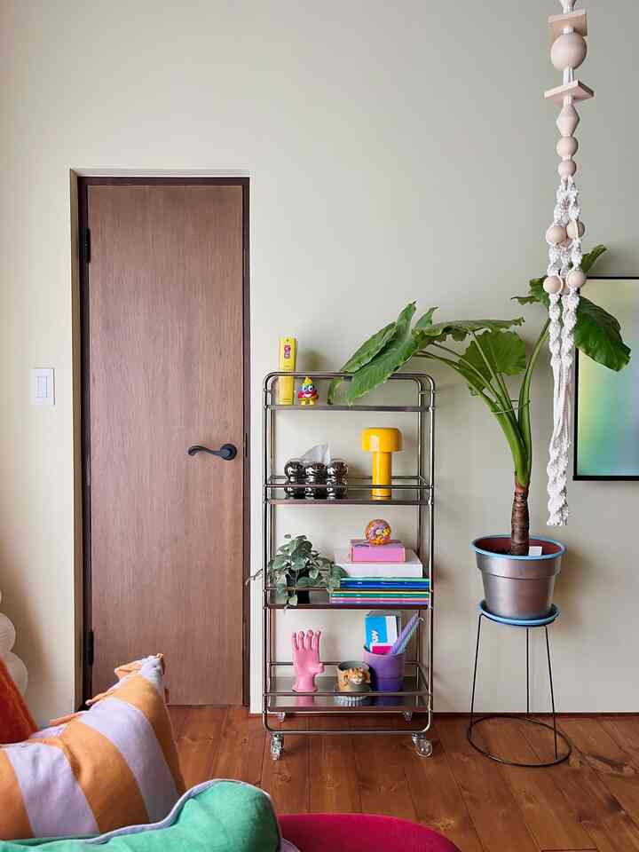 Ohouse様の韓国アイテムのプレゼント企画に当選しました🎊
#ladamino のSLIM TROLLEY スチールワゴンをいただきました✨
組み立ても簡単で、早速ディスプレイしてみました😳
観葉植物を飾ったり、キッチンワゴンにしたり…色々使い道がありそうで嬉しい🧡

#OhouseShopping #スチールワゴン #ディスプレイラック #リビングインテリア #ディスプレイ #カラフル #カラフルインテリア #カラフルなインテリア #ミッドセンチュリー #リノベーション #リノベ